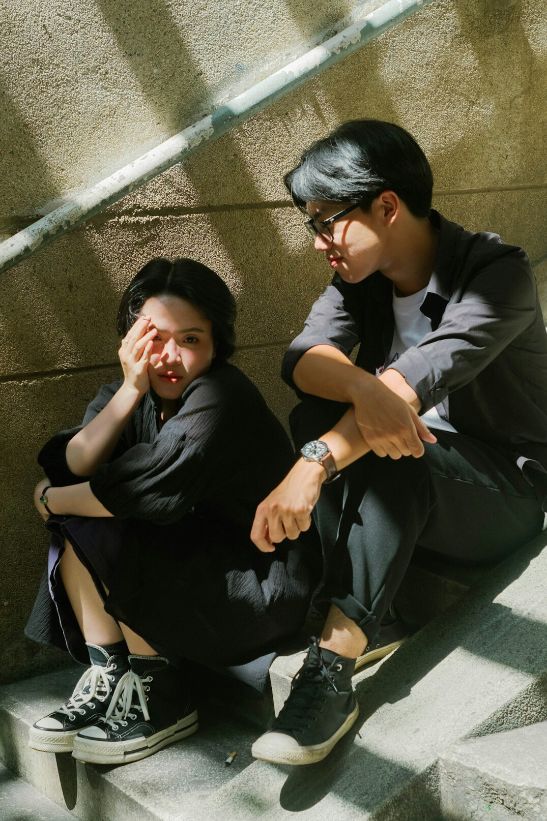 Two colleagues having a calm one on one conversation